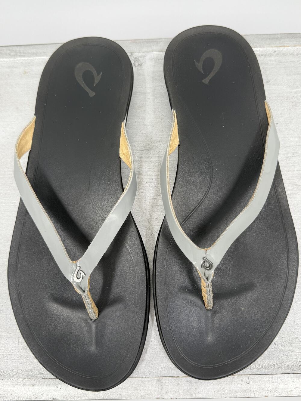 OluKai Ho'opio Leather Silver Thong Sandals Black Womens Size 9 Beach Flip Flops